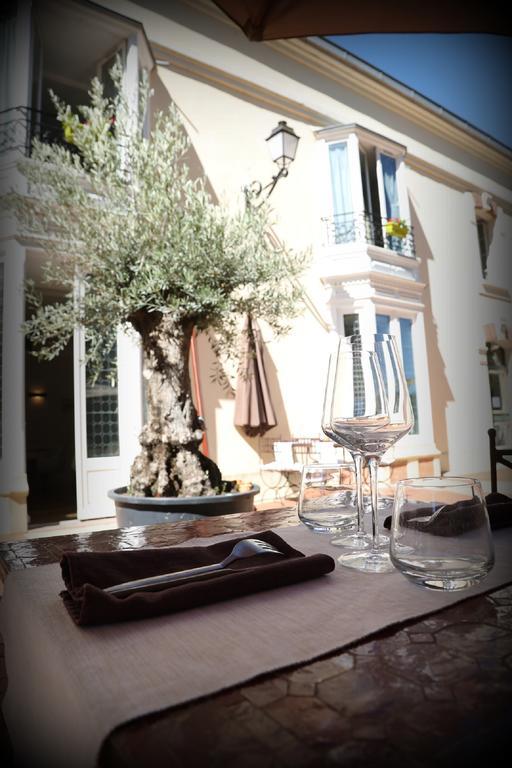 Logis Hotel Restaurant La Tour De Ciron Carmaux Exteriör bild
